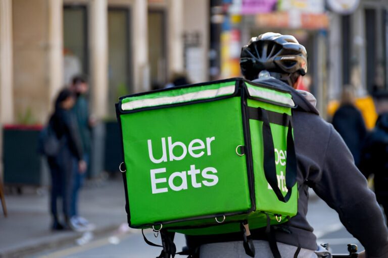 Comment devenir livreur Uber Eats : démarches et conditions
