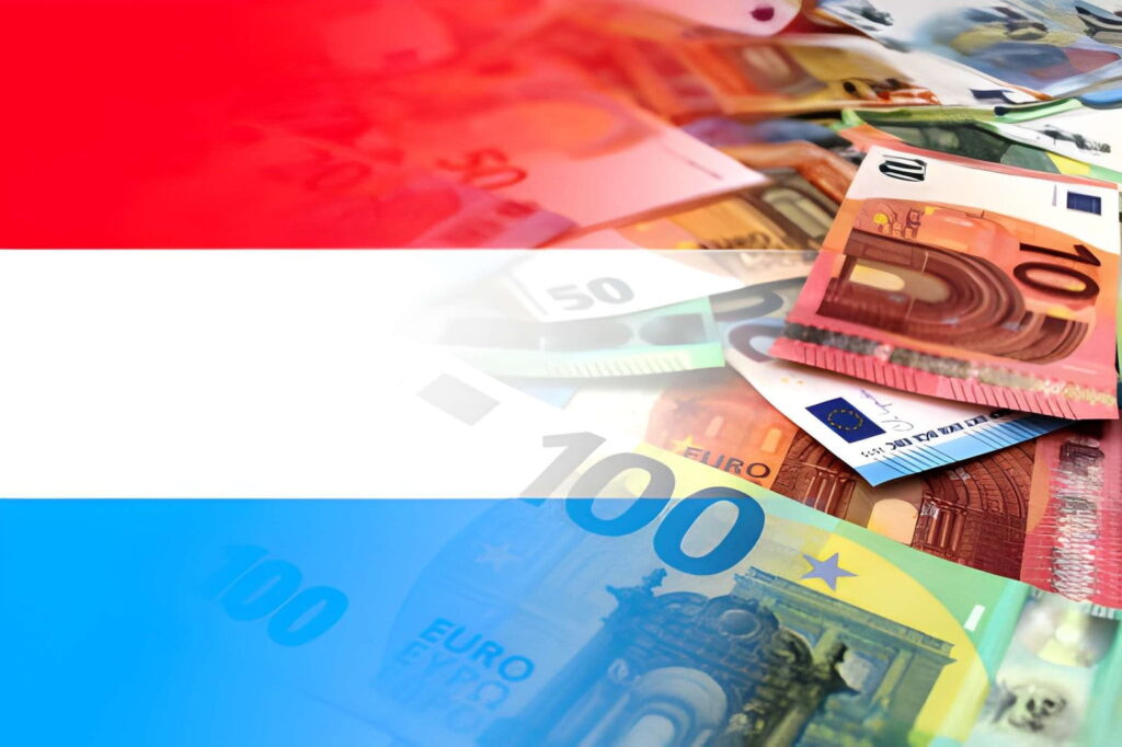 Drapeau et billets d'euro pour expliquer le salaire minimum brut et net au Luxembourg en 2026 selon âge et qualification