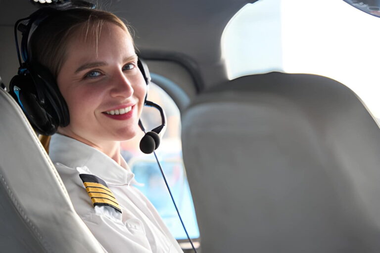 Une pilote avec casque